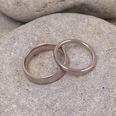Line of Love, mjukt formade ringar i återvunnet vitguld eller fairtradevitguld från www.johannae.se