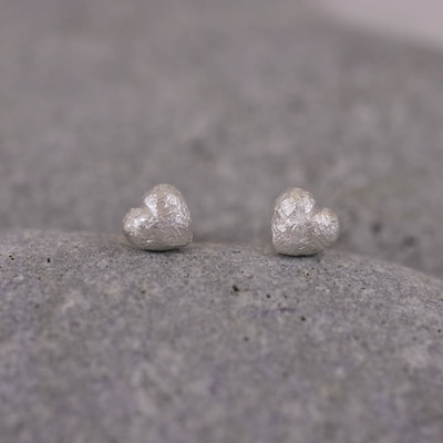 Raw Hearts, örhängen i silver med rå yta, 980 kr paret.